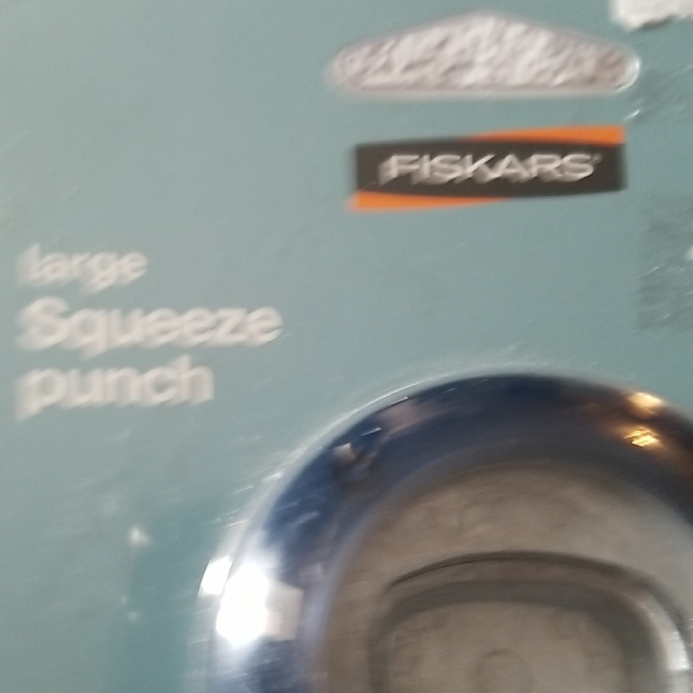Fiskars Large Blue Squeeze Punch Brand new - Picture 3 of 4